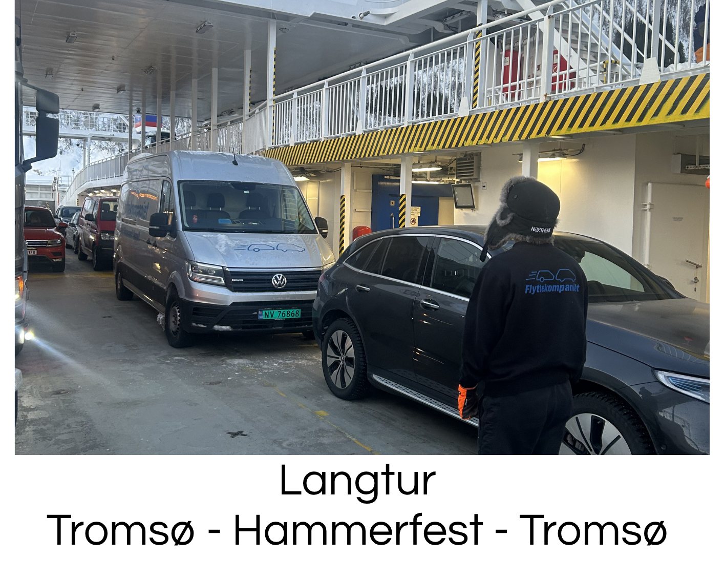 Flyttekompaniets bil på ferjedekk under langtur mellom Tromsø og Hammerfest